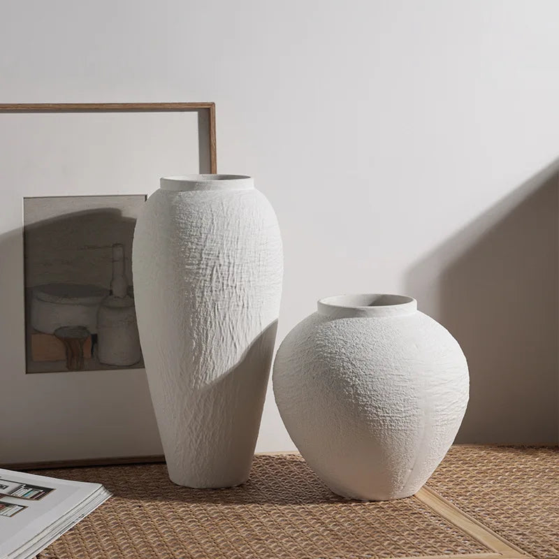 Vase en porcelaine texturée effet pierre, Jingdezhen Nesty, deux tailles texturées, l'une fine et haute, l'autre plus ronde, devant un tableau sur natte en jonc
