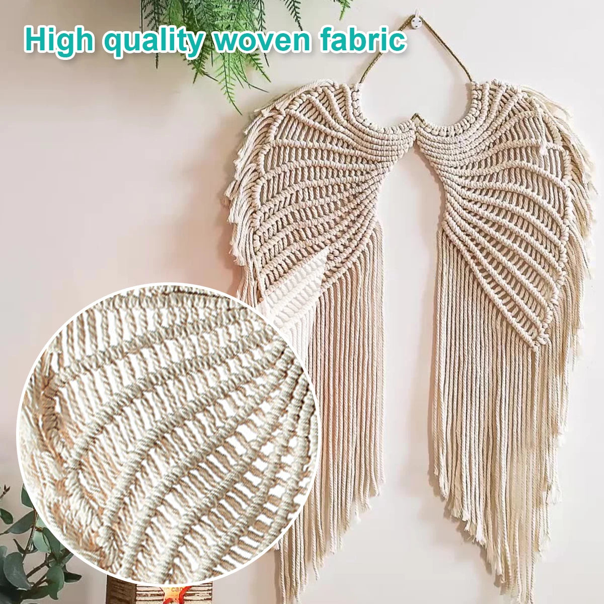 Tenture murale tissée à forme d'ailes Nesty, gros plan sur le tissage haute qualité, mise en situation sur un mur gris-bleu