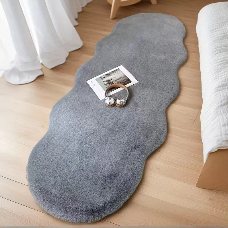 Tapis moelleux beige — pour chambre et bureau - Nesty, coloris gris en forme de nuage, dans une chambre avec rideaux blancs