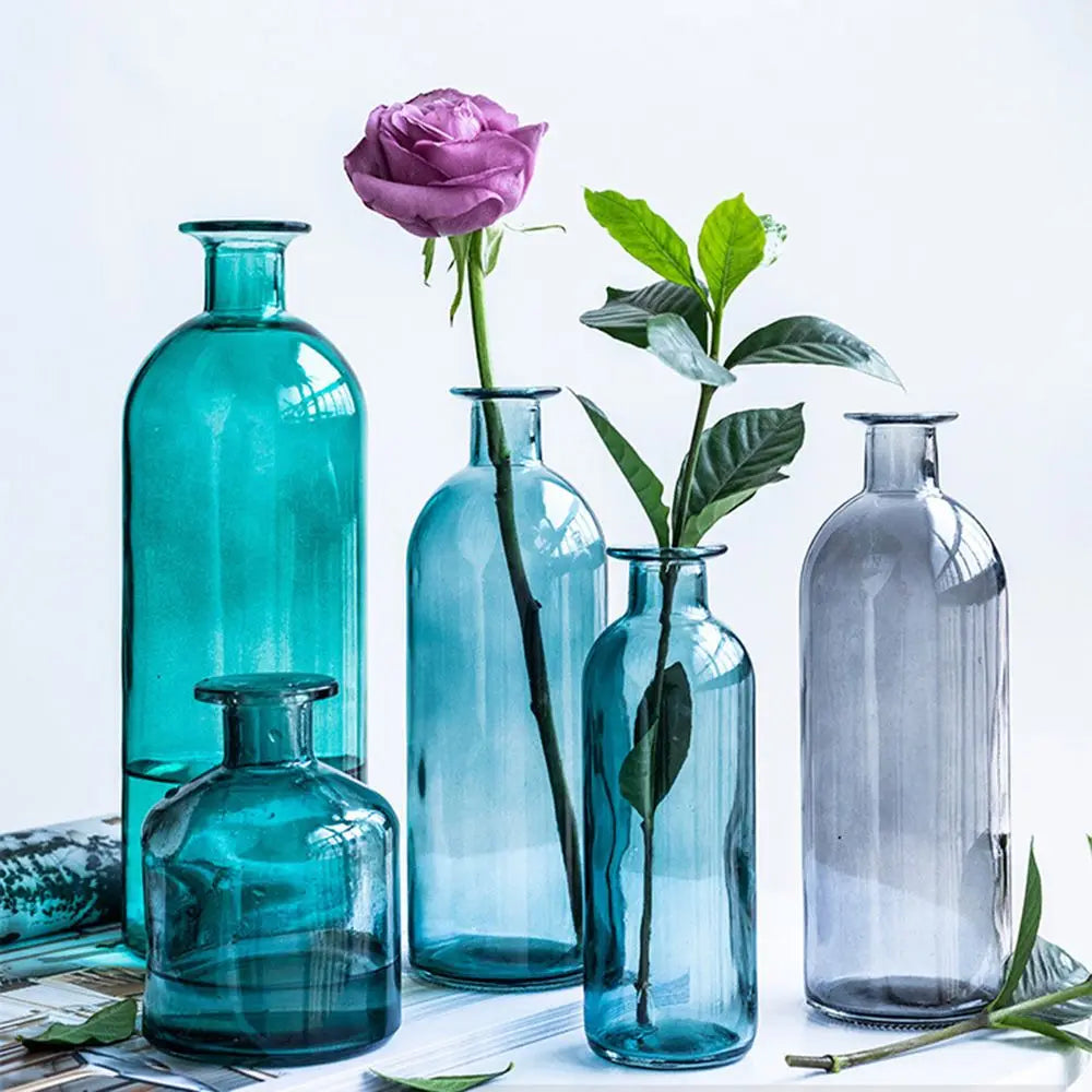 Vase en verre pour bouture hydroponique Nesty - Quatre coloris bleu-vert et gris avec une rose mauve et du feuillage