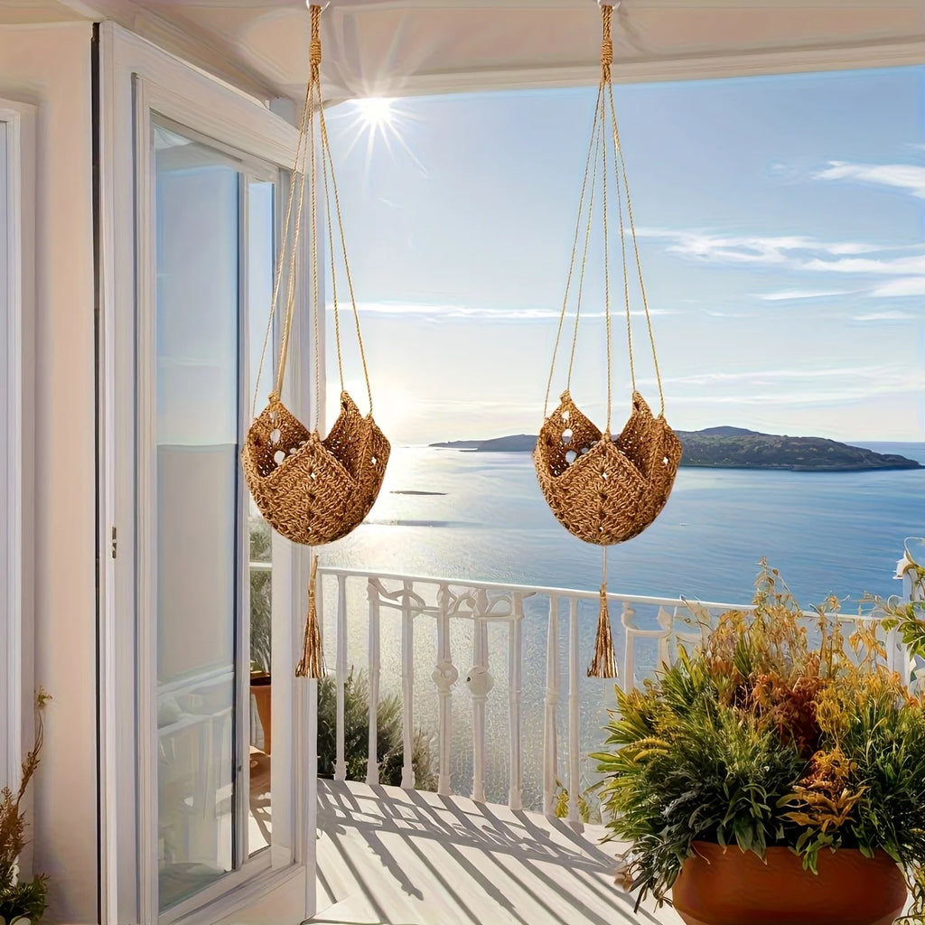 Suspension bohème en jute Nesty - Deux modèles suspendus sur balcon avec vue sur mer et île