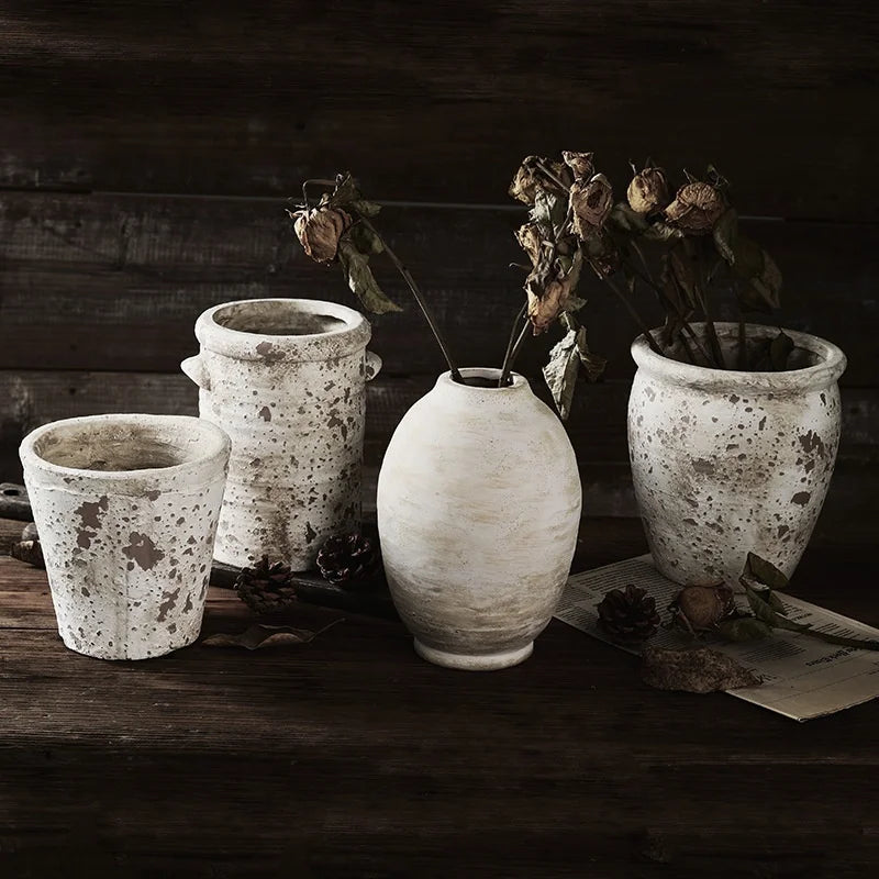 Vase céramique artisanal, style rétro fait main - Nesty - Quatre tailles de pots et vases en céramique blanche à effet vieilli et patiné, l'un garni de fleurs séchées brunes