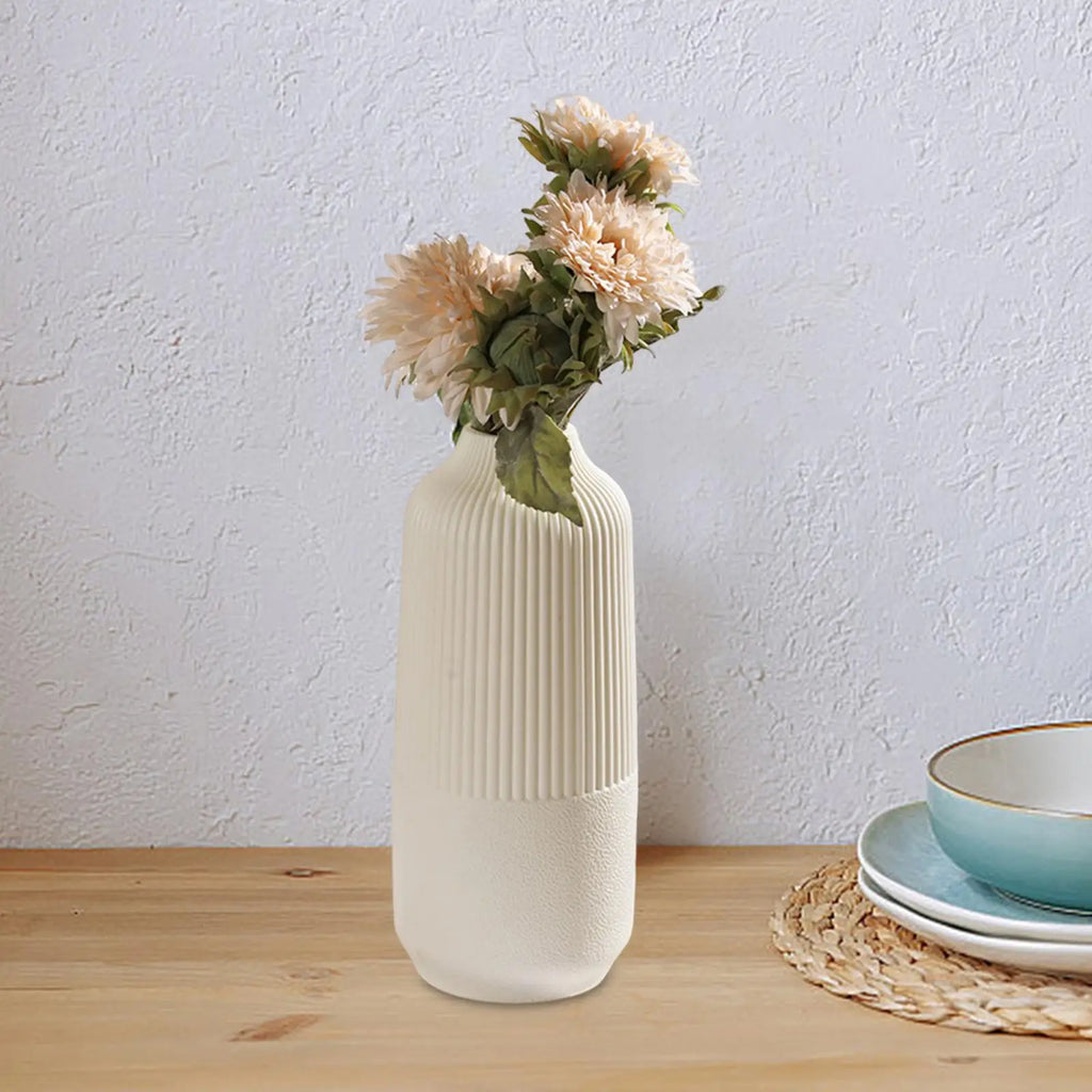 Vase panier style scandinave pour intérieur moderne Nesty, garni de fleurs séchées pêche, sur table en bois avec vaisselle bleue et blanche