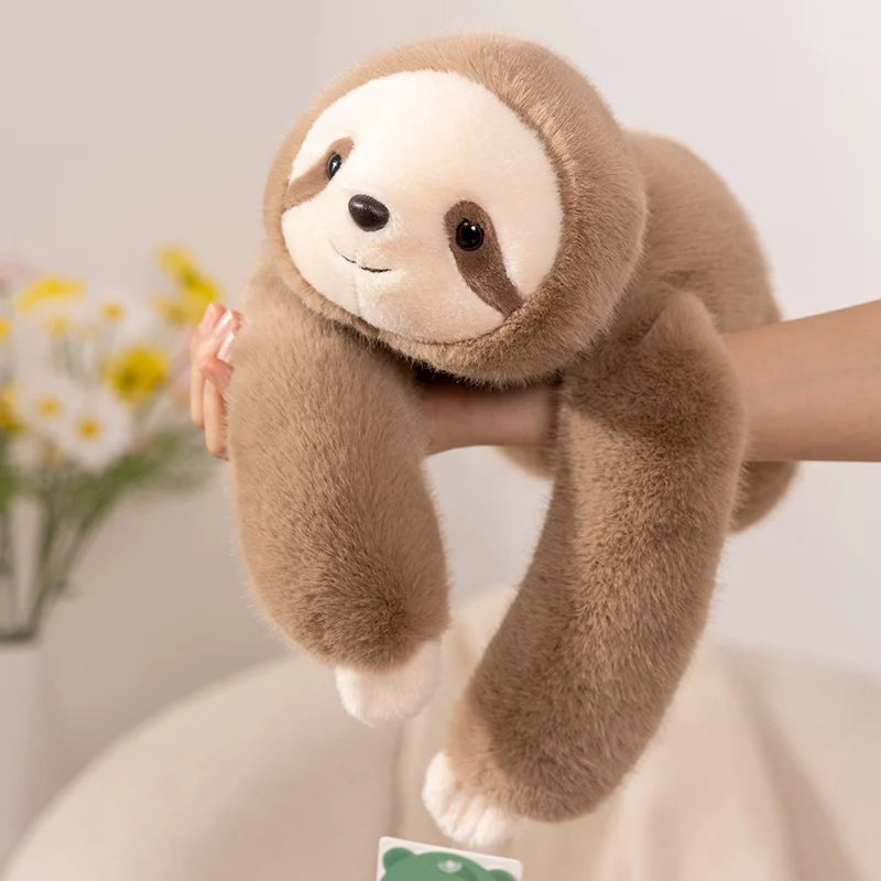 Peluche animal de forêt à longs bras Nesty - Modèle paresseux, tenu dans les mains