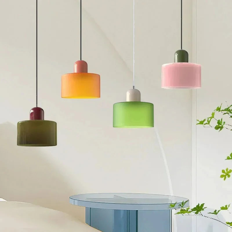 Suspension vitrail vintage Nesty - Quatre coloris suspendus au-dessus d'une table bleue
