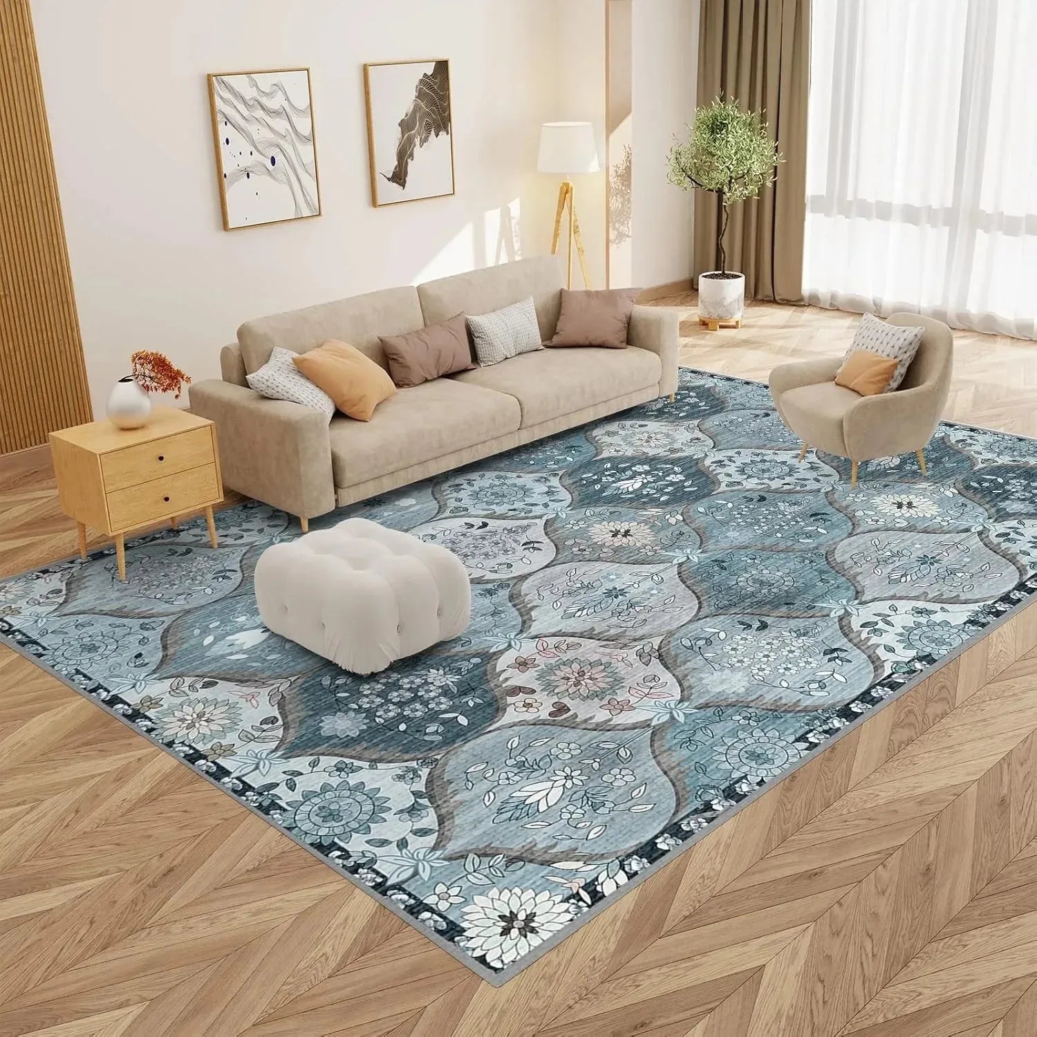 Tapis à motif oriental Nesty - Velours doux et lavable, motif floral bleu-gris à bordure sombre dans un salon
