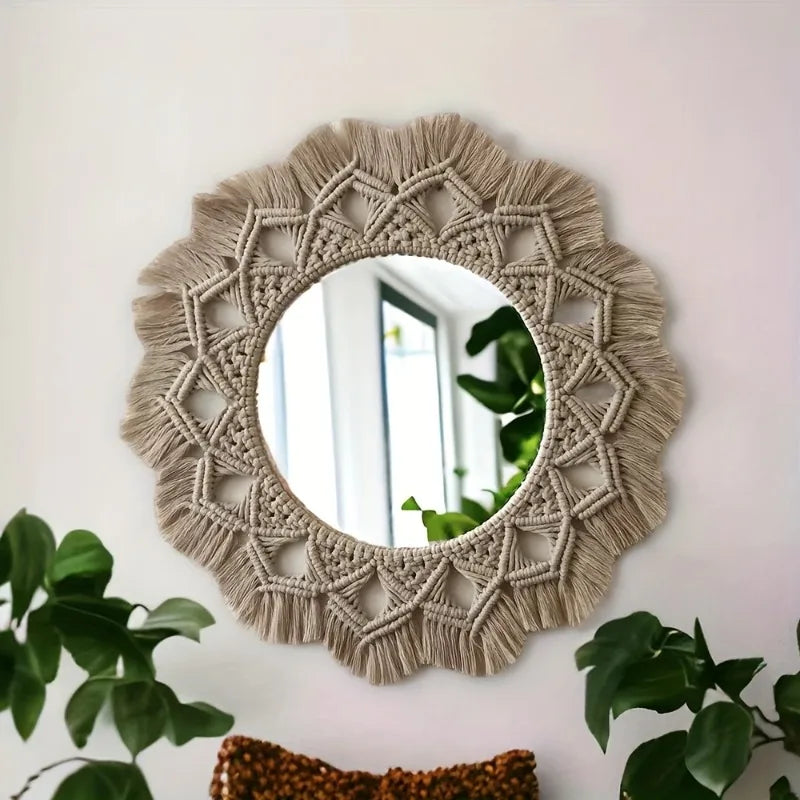Miroir mural rond en macramé façon mandala, motif triangulaire tressé et franges, sur mur clair avec plantes vertes - Nesty