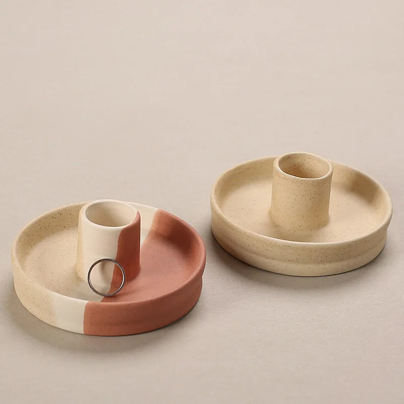Coupelle brûle-parfum en céramique Nesty - Deux bougeoirs, un terracotta et crème avec une bague posée dedans, un crème uni