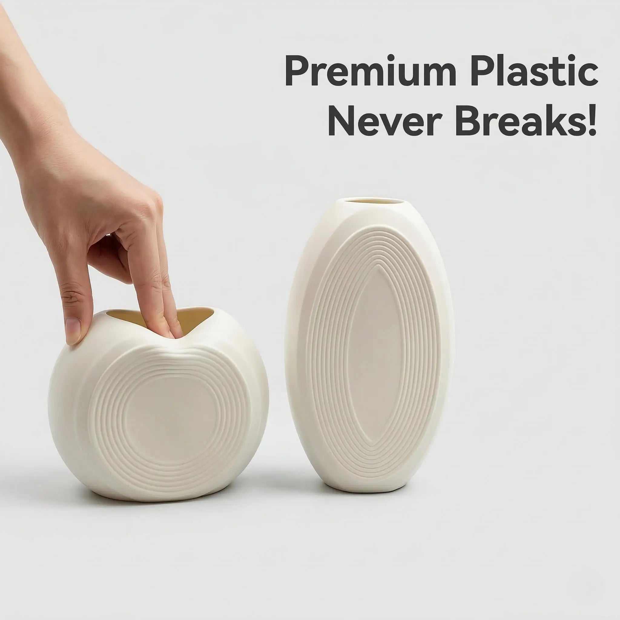 Duo de vases géométriques en plastique, esprit wabi-sabi Nesty, main touchant l'ouverture de la forme ronde, forme ovale à côté, fond blanc