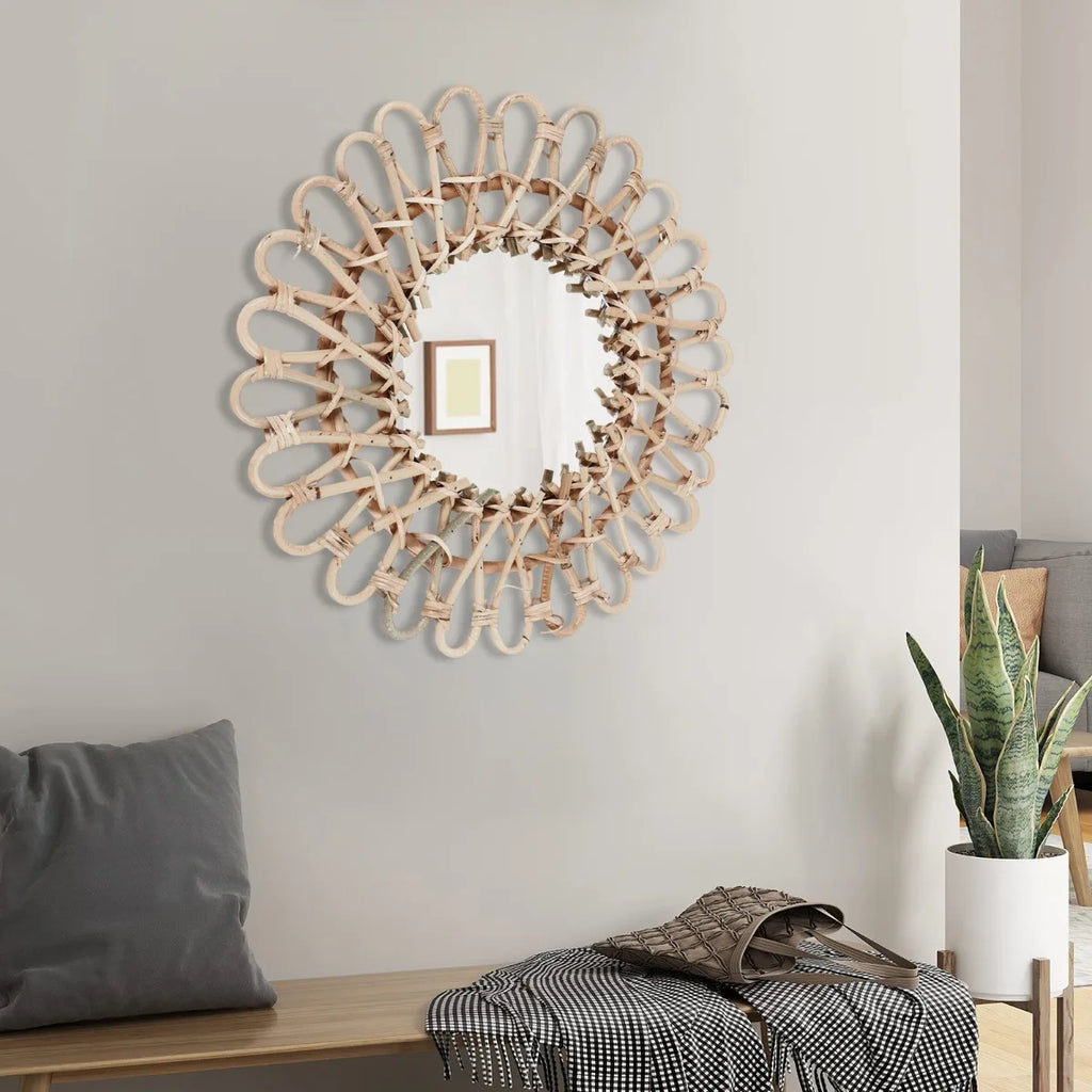 Miroir rond en rotin tressé Nesty - Accroché sur mur gris au-dessus d'une banquette avec coussin et plante