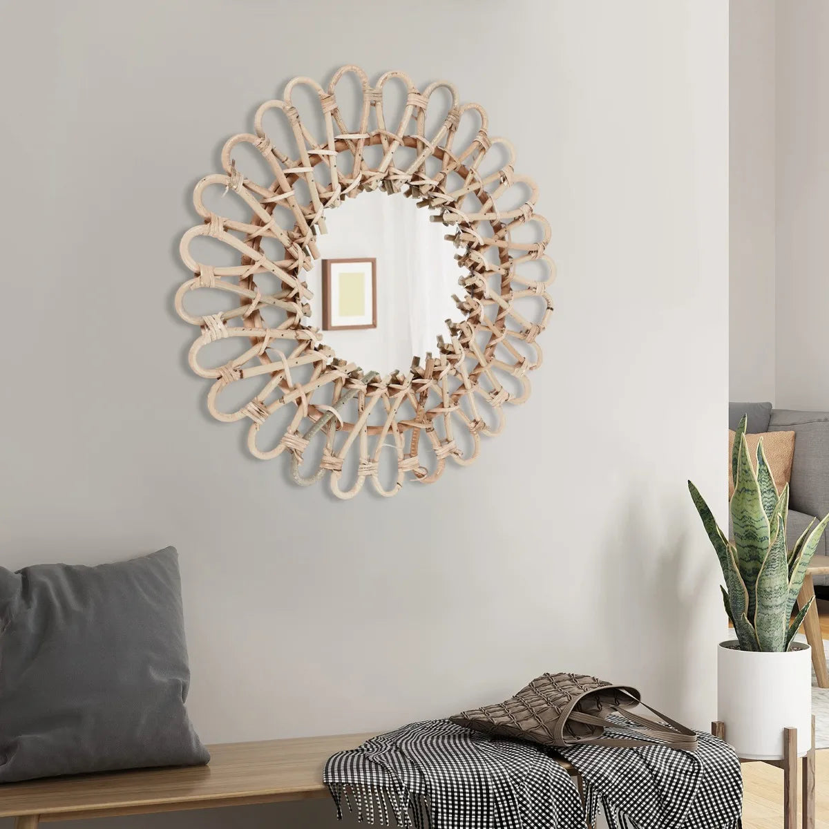 Miroir rond en rotin tressé Nesty - Accroché sur mur gris au-dessus d'une banquette avec coussin et plante