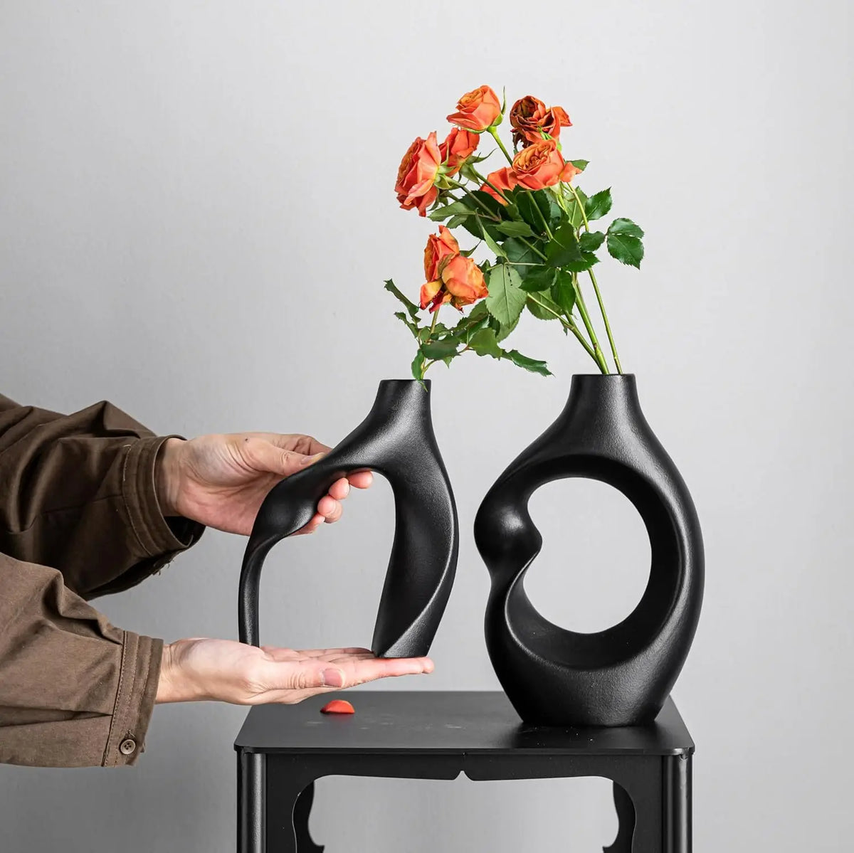 Duo de vases en céramique noire mate, 20 cm - Nesty (vue 4)