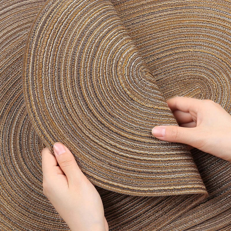 Sets de table ovales tressés Nesty - Gros plan sur la texture tressée tenue à deux mains