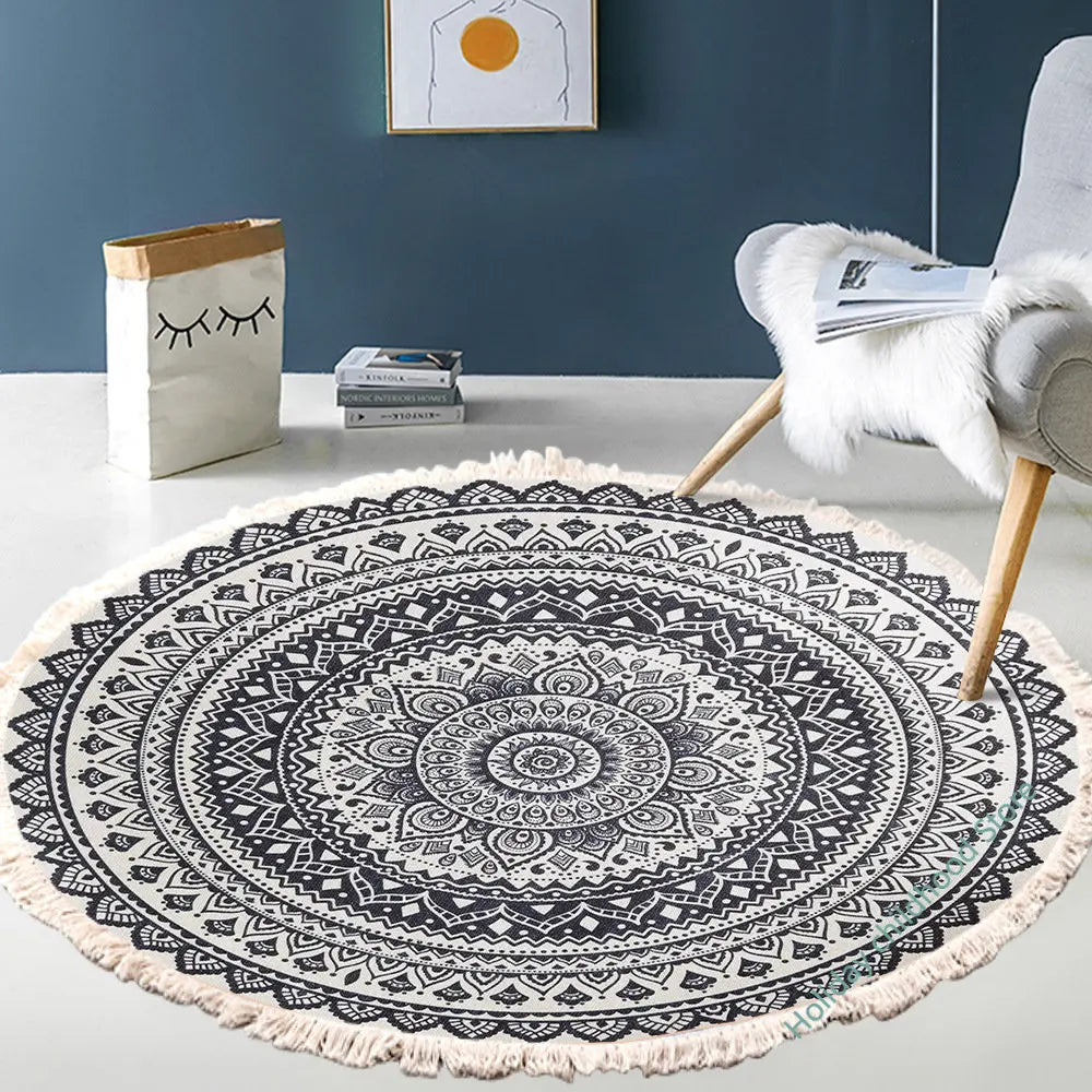 Tapis rond bohème à franges — tissé main - Nesty, variante à motif mandala noir et blanc avec franges, même salon