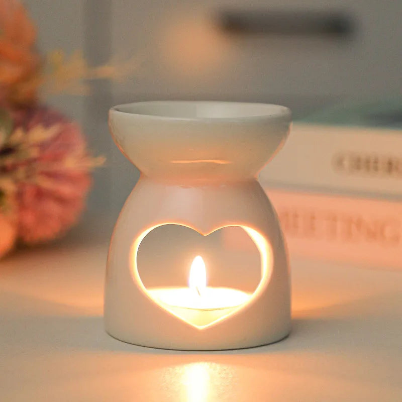 Brûle-encens en céramique blanche Nesty - Modèle à motif coeur ajouré, bougie chauffe-plat allumée