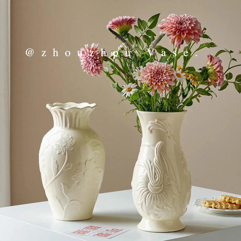 Vase en céramique crème à relief, style intemporel Nesty, deux vases à relief floral garnis de fleurs roses, avec inscription zhouzhou Vase