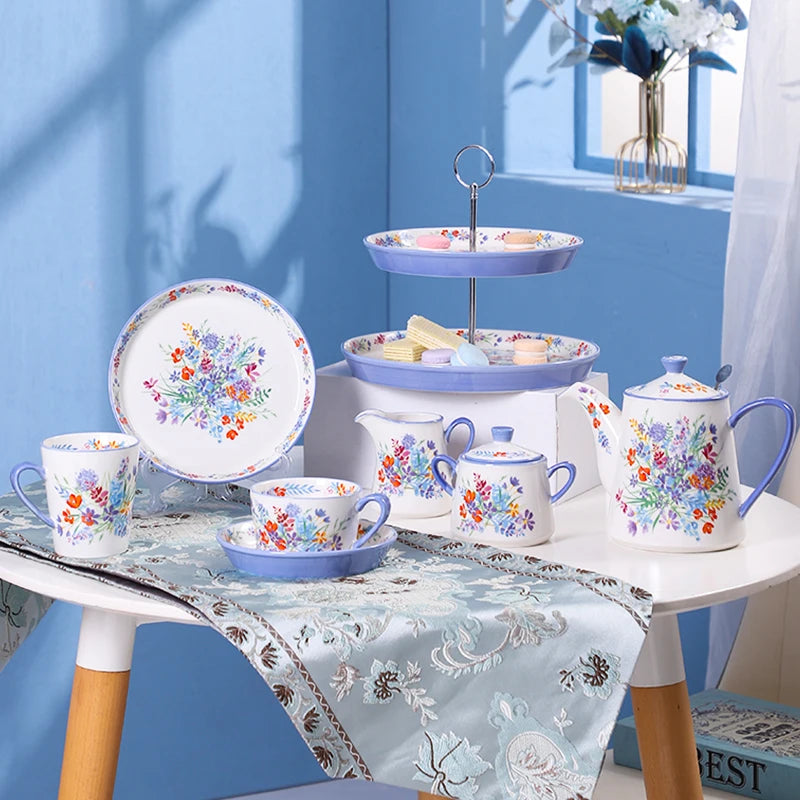 Pot à lait en céramique, 200ml, style London Pottery Nesty, service à thé complet à motif floral bleu et mauve, assiette, présentoir à deux étages, théière, pot à lait et sucrier, sur table avec nappe brodée