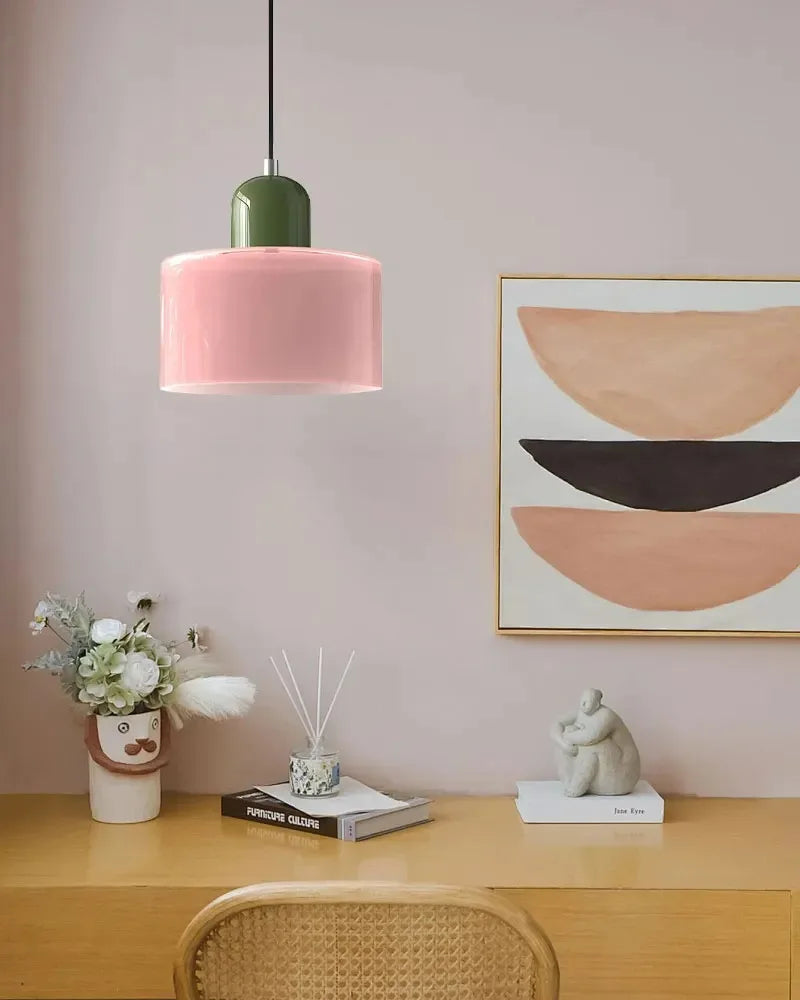 Suspension vitrail vintage Nesty - Coloris rose, au-dessus d'un bureau console