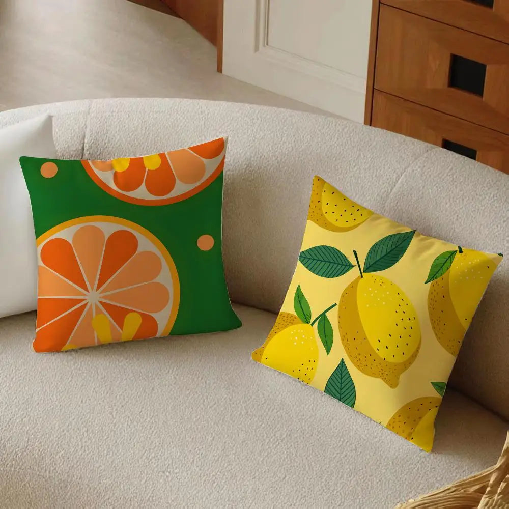 Housse de coussin en lin imitation, jaune citron, style léger Nesty, housse à motif orange sur fond vert et housse à motif citrons sur fond jaune, posées sur canapé beige près d'une commode en bois