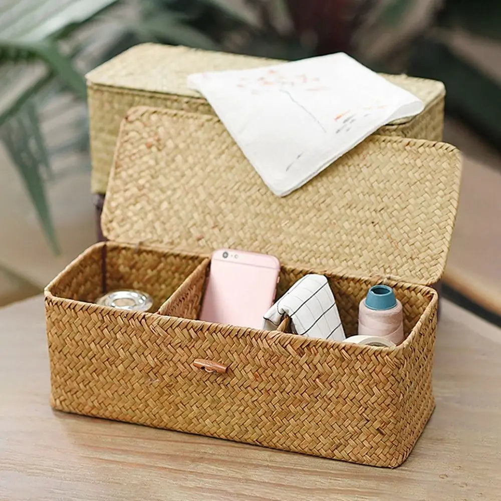 Panier de rangement tressé à 3 compartiments avec couvercle Nesty, boîte ouverte garnie d'un téléphone, de fil à coudre et d'une pochette, tissu et deuxième boîte en arrière-plan