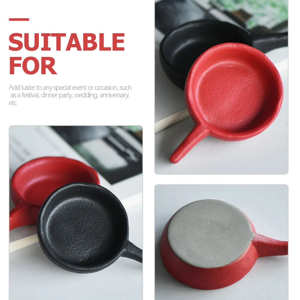 Duo de photophores en céramique Nesty - Coupelles rouge et noire présentées sous plusieurs angles avec des bâtonnets d'encens, visuel Suitable For
