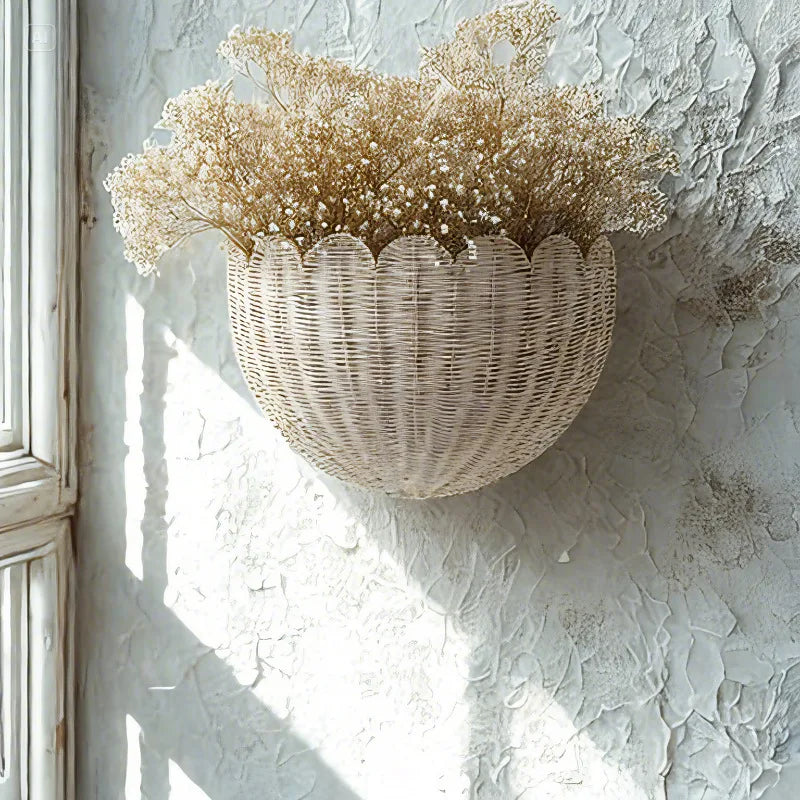 Panier mural en bambou tressé Nesty - Garni de fleurs séchées dorées, sur mur en plâtre texturé près d'une fenêtre
