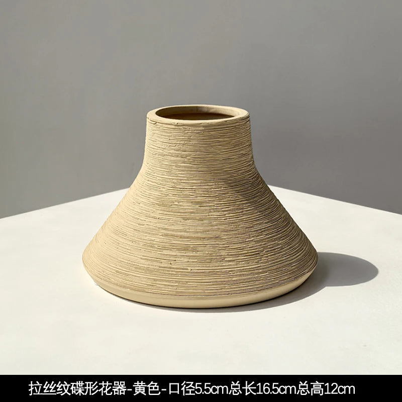 Vase en céramique papillon, texture brossée wabi-sabi (vue 5) - Nesty