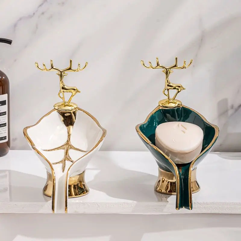 Duo de porte-savons en céramique forme feuille avec figurine de cerf dorée, coloris blanc et vert avec savon, sur un plan en marbre - Nesty