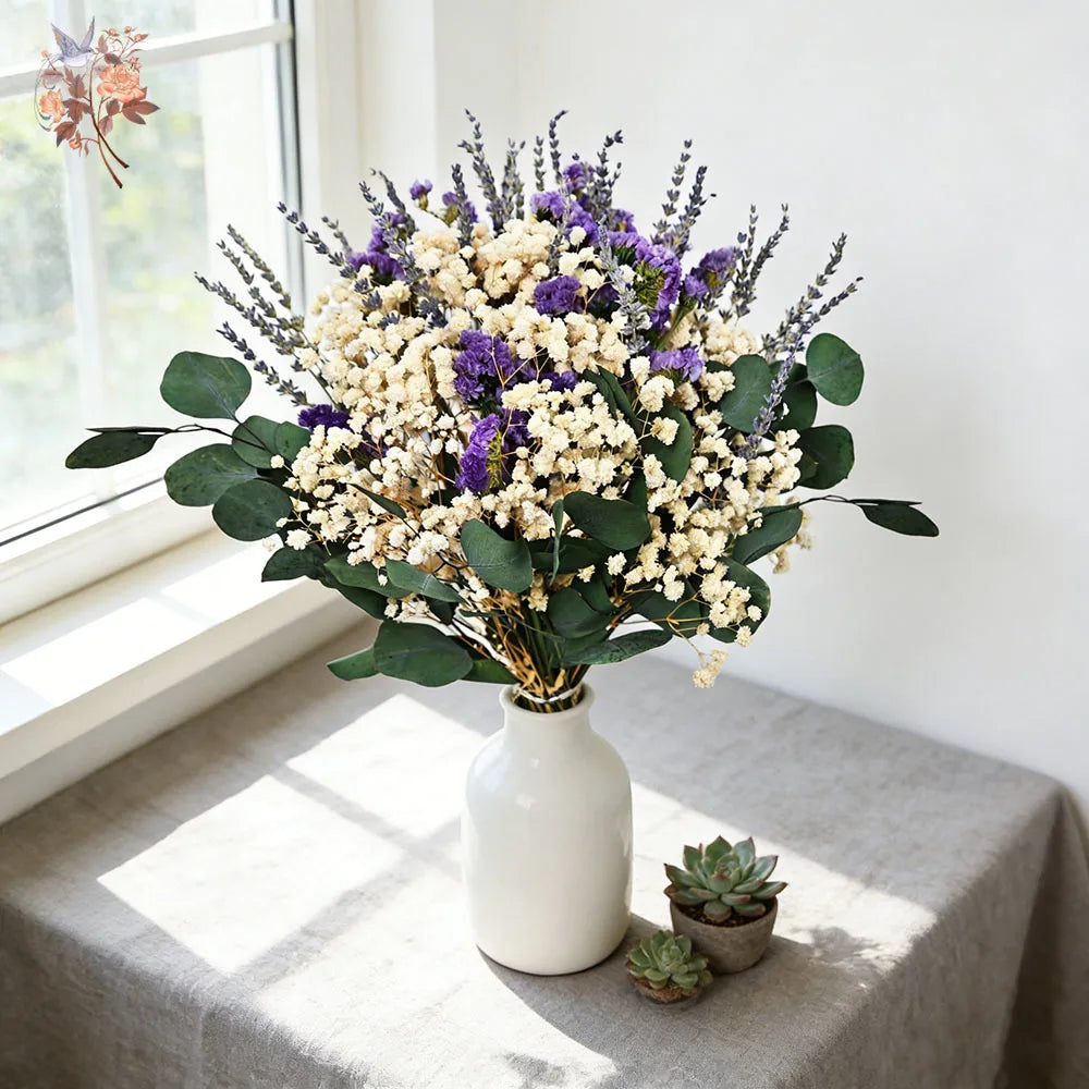Bouquet de gypsophile, lavande et eucalyptus séchés dans un vase blanc, posé sur une table près d'une fenêtre - Nesty