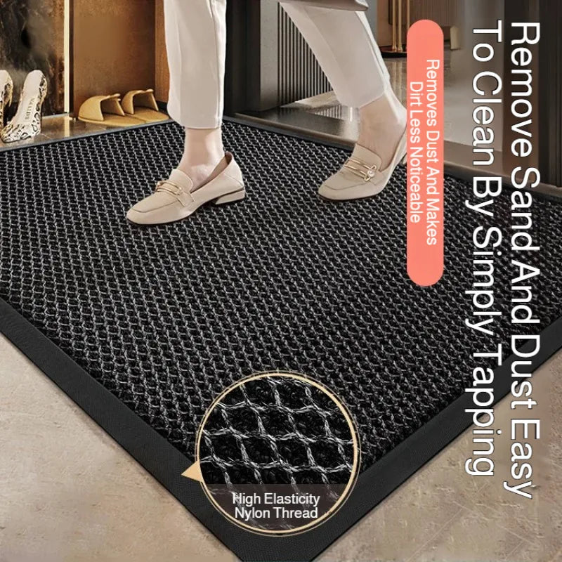 Paillasson d'entrée noir en filet nylon 3D, personne marchant dessus en chaussures beiges, texte 'Remove Sand and Dust Easy' - Nesty