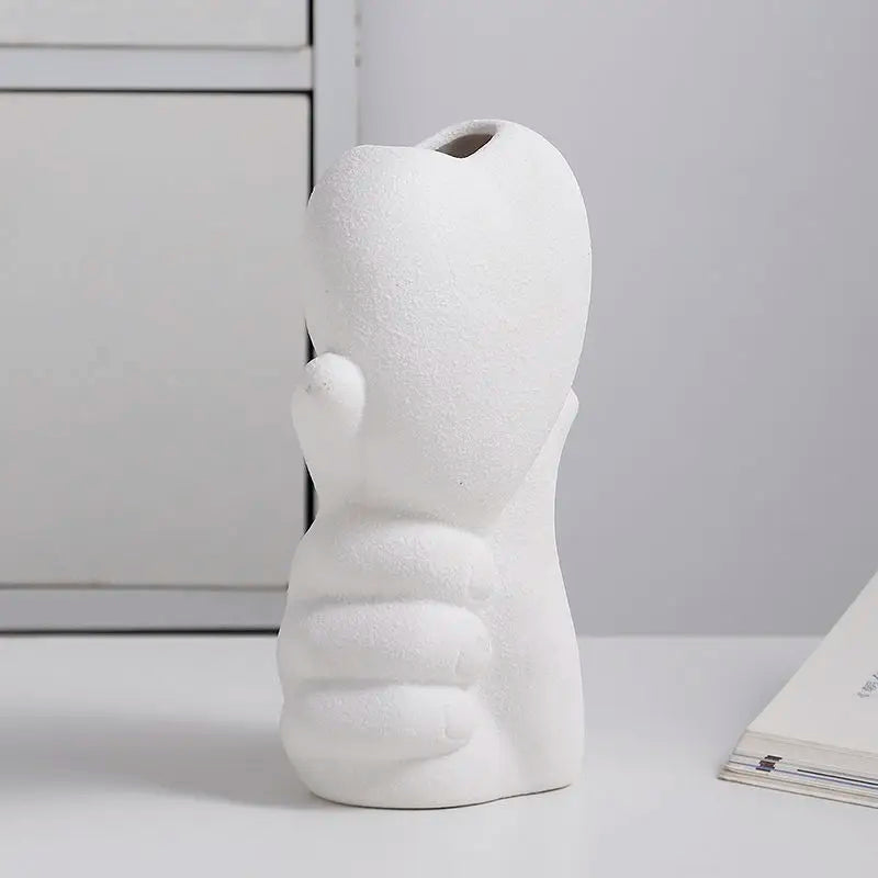 Vase en céramique forme cœur Nesty - Modèle blanc vue de côté, main tenant un cœur, près de documents