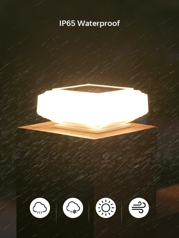 Lampe solaire de poteau Nesty - Éclairage blanc allumé sur un poteau sous la pluie, étanchéité IP65