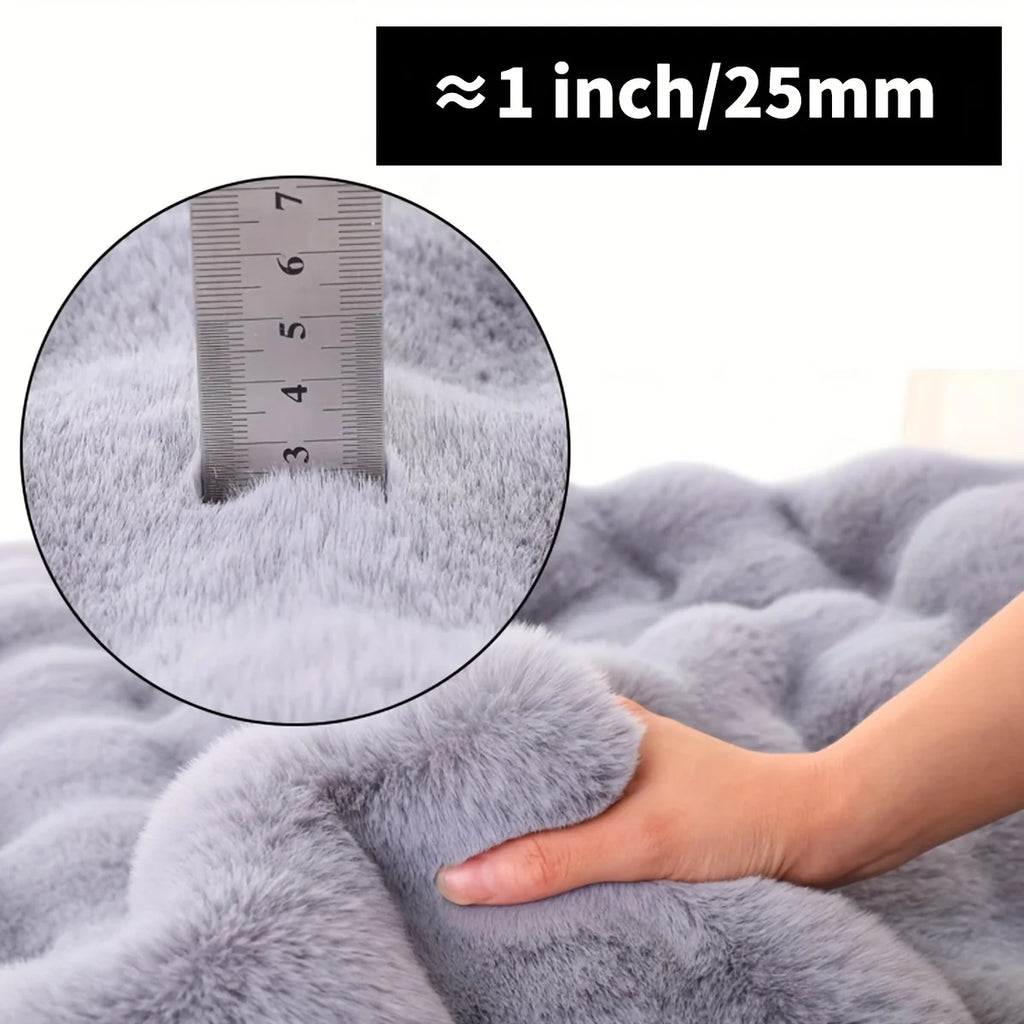 Tapis en fausse fourrure douce — coloris unis - Nesty, coloris gris, mesure de l'épaisseur des poils à environ 25 mm et main effleurant la matière