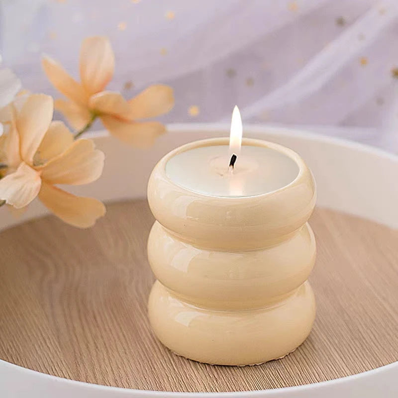 Bougeoir cylindrique en céramique blanche Nesty - Bougeoir crème empilé en anneaux avec bougie allumée, fleurs pêche à côté