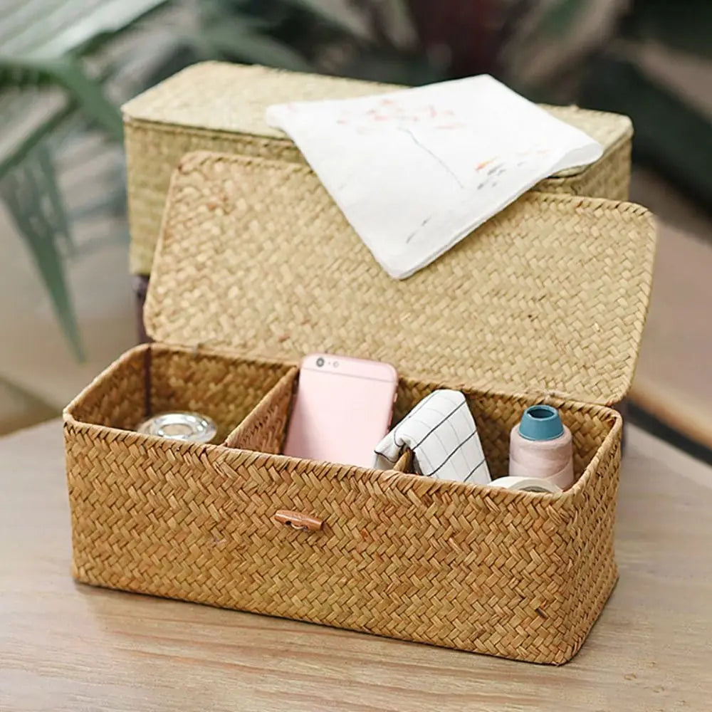 Panier de rangement tressé à 3 compartiments avec couvercle Nesty, vue rapprochée de la boîte ouverte garnie d'un téléphone et d'accessoires de couture