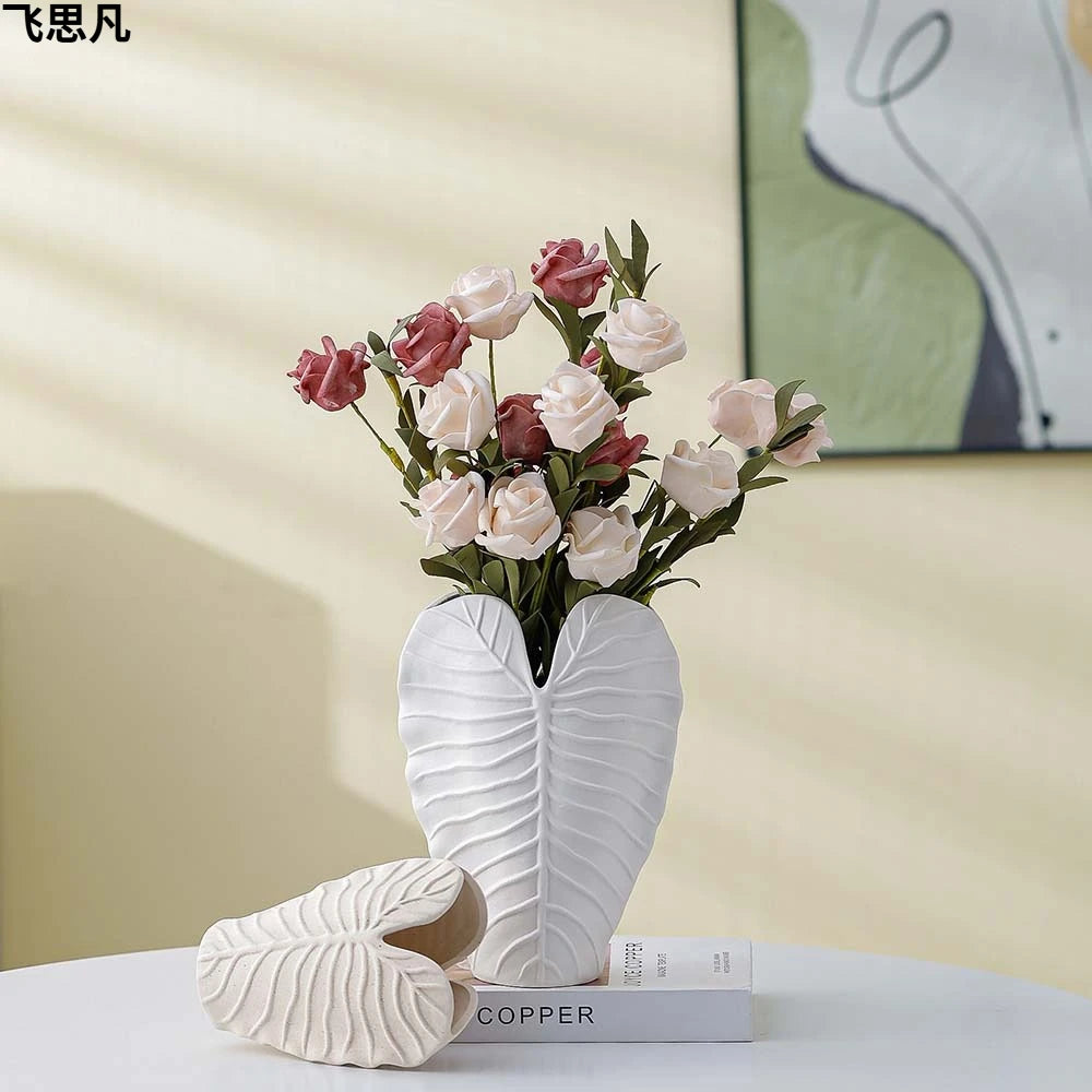 Vase en porcelaine texturé feuille cœur, finition mate Nesty, taille blanche garnie d'un bouquet de roses roses et bordeaux, sur une boîte