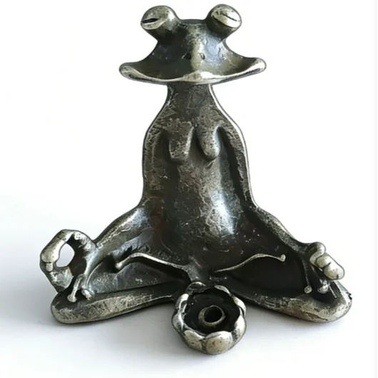 Grenouille zen en bronze Nesty - Vue de dos sur fond blanc