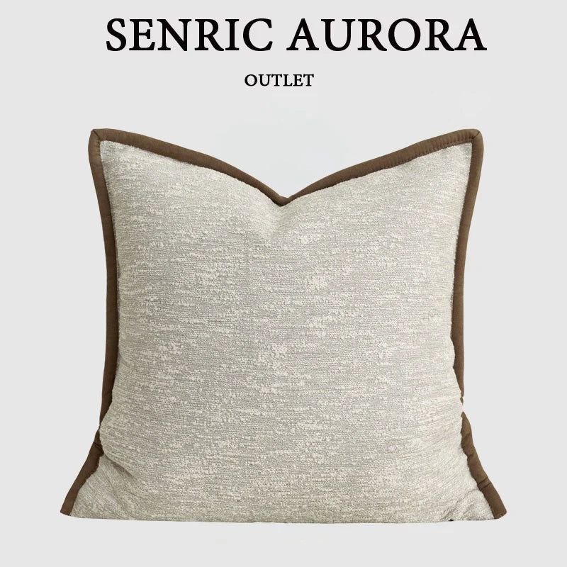 Housse de coussin en coton et lin beige, bordure texturée Nesty, housse de coussin carrée chinée beige à bordure contrastante marron, texte "Senric Aurora Outlet"