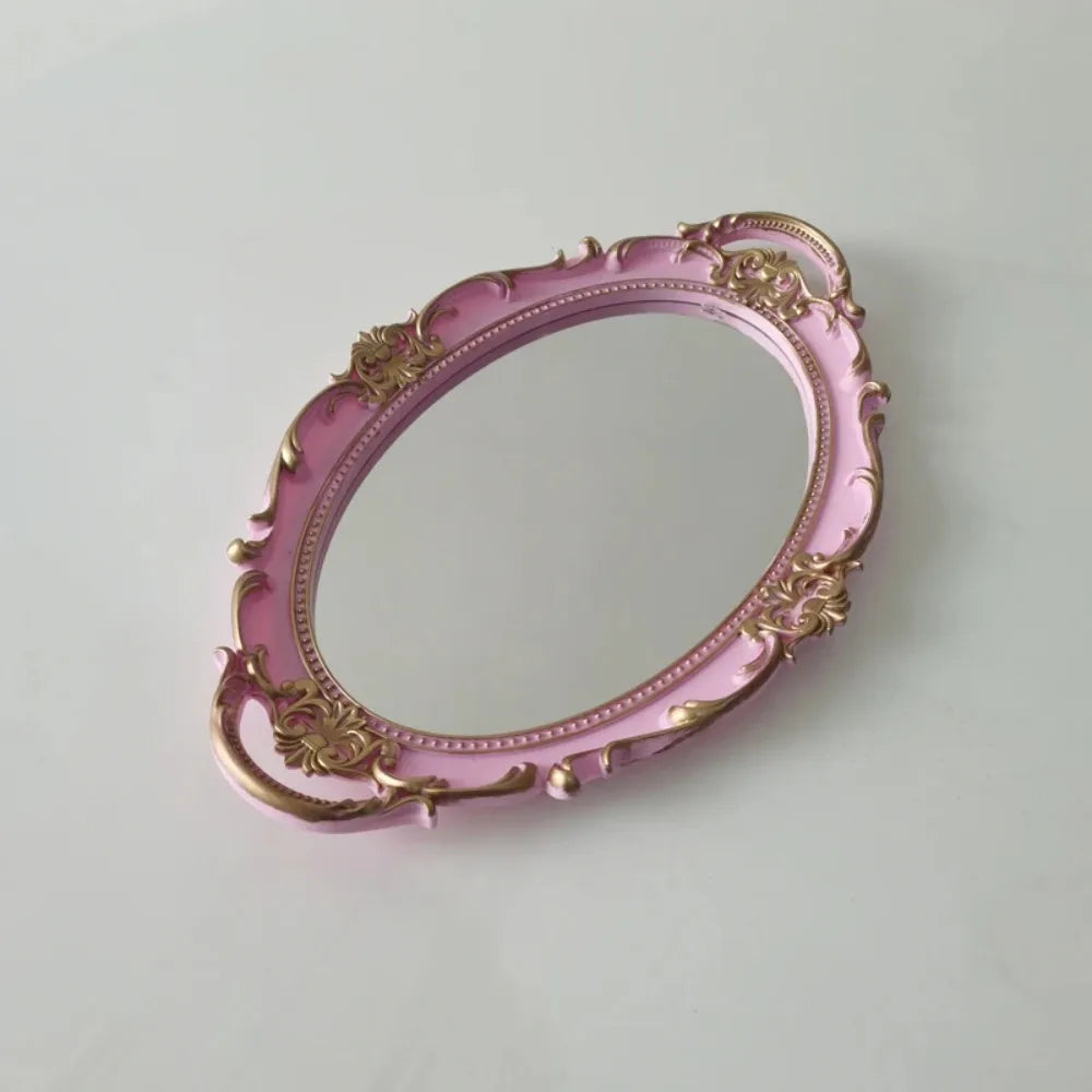 Plateau miroir ovale à cadre baroque rose et doré, style vintage français, sur fond blanc - Nesty