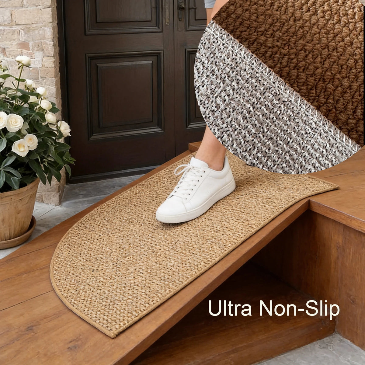 Tapis effet jute tressé en demi-lune sur un banc en bois, pied chaussé de sneakers blanches dessus, texte 'Ultra Non-Slip' - Nesty