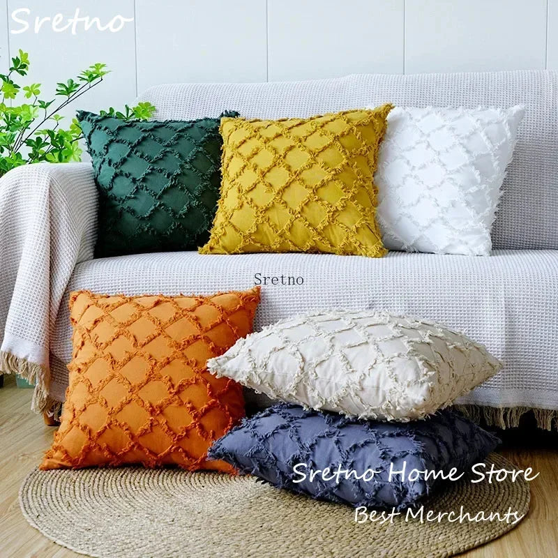 Housse de coussin en coton et lin, motif losange tricoté Nesty, six housses de coussin à texture en losanges effilochés, coloris vert sapin, moutarde, blanc, orange, écru et bleu ardoise, sur canapé et tapis en jonc