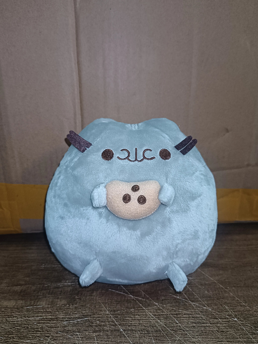 Peluche chat douce Nesty - Modèle rond bleu tenant un cookie