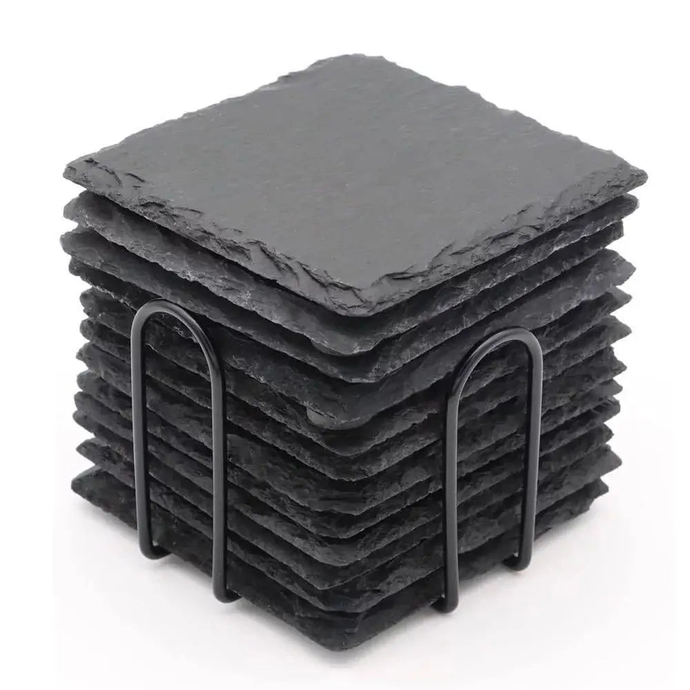 Pile de 8 dessous de verre en ardoise noire carrés dans un support métal filaire, sur fond blanc - Nesty