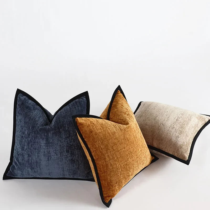 Housse de coussin en chénille épaisse, uni, bords piqués Nesty, trois housses de coussin en chénille, coloris bleu ardoise, ocre et écru, bords surpiqués noirs