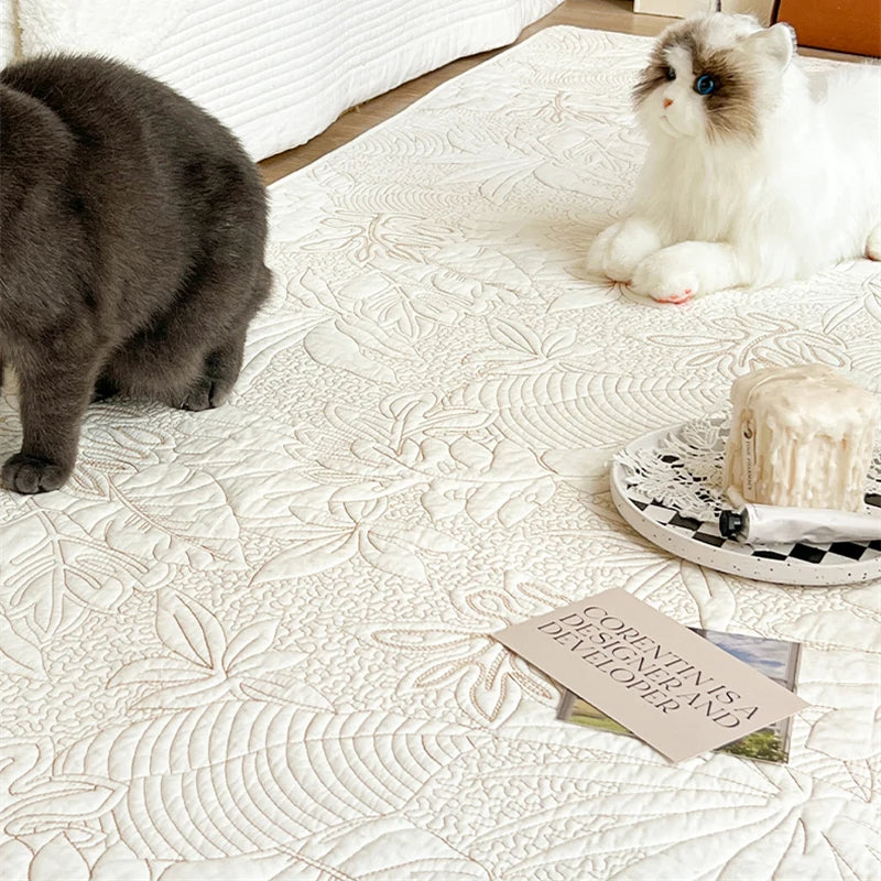 Tapis en coton lavé matelassé — coloris uni - Nesty, coloris écru matelassé, avec un chat gris et un chat en peluche