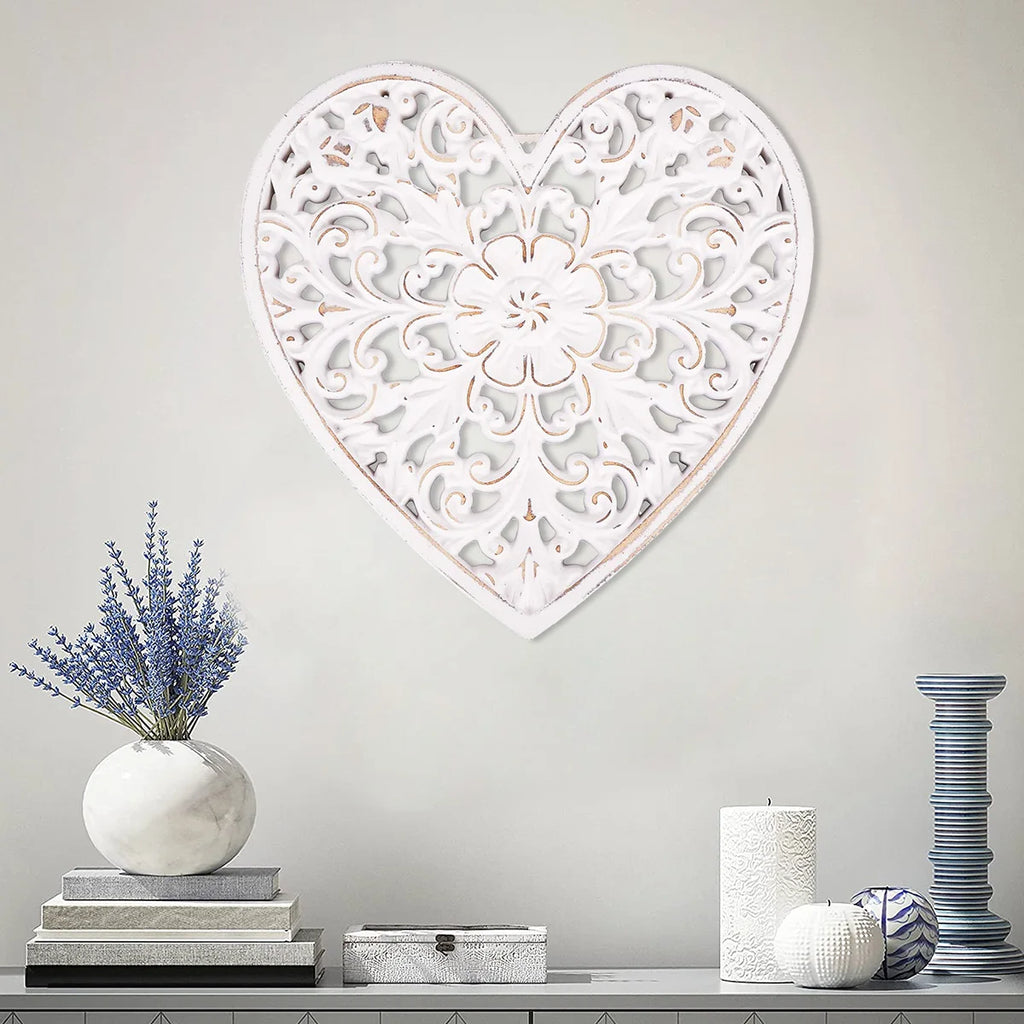 Panneau mural ajouré en bois à motif floral Nesty, panneau en forme de cœur accroché au-dessus d'une console avec vase de lavande et bougies