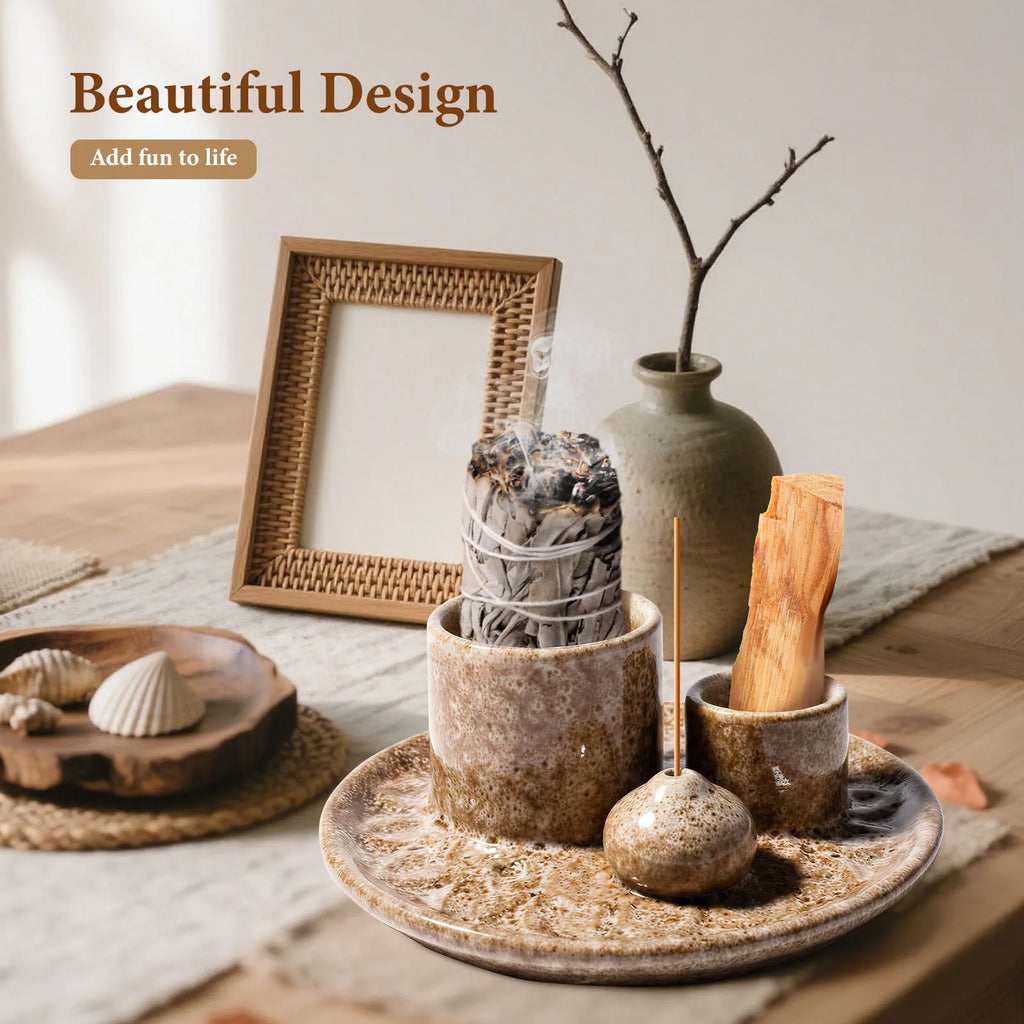 Brûle-encens céramique 4-en-1 Nesty - Mise en scène avec cadre en rotin, branche séchée dans un vase et sauge fumante, mention Beautiful Design