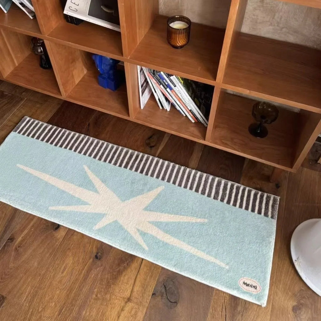 Tapis de chevet long à motif rétro Nesty - Bleu pastel motif étoile, vue rapprochée devant une bibliothèque en bois