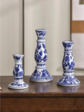 Bougeoir en porcelaine bleue et blanche Nesty - Trois bougeoirs à motifs floraux bleus de tailles différentes, alignés sur un meuble