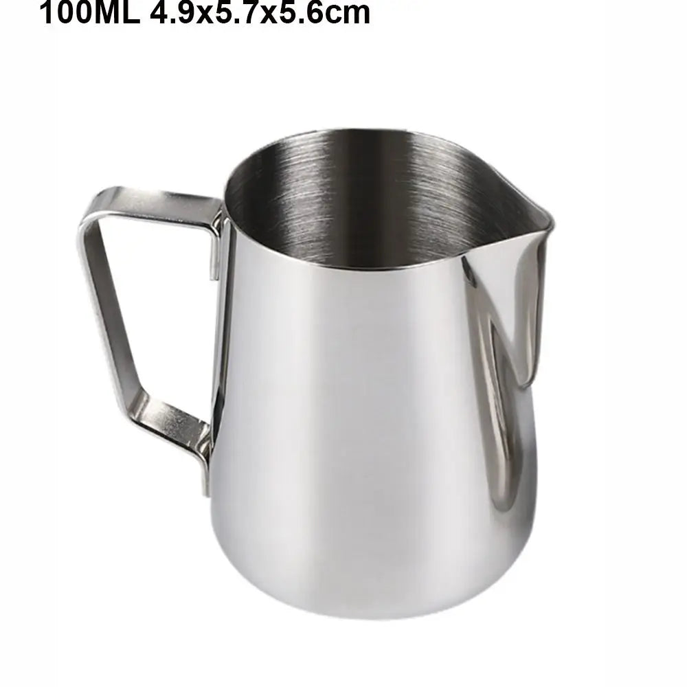 Pichet à lait en inox pour mousse de lait et latte art Nesty, vue de face, contenance 100ml, dimensions 4,9x5,7x5,6cm